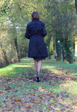 nylonfoxie:  Fully Fashioned Cervin Stockings stroll…nylonfoxie