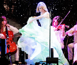 ladygagaxshakira:  Shakira performing Antes de las seis at los premios 40 principales. 