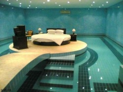daddysubjuggles:  gloomyburr:  sarkyfancypants:  theillest-brew:  water bed (see what i did here?)  This is really cool and all… But this place kind of creeps me out… I don’t know, I don’t like it 8(  What if the tv fell, and you’re in the water??