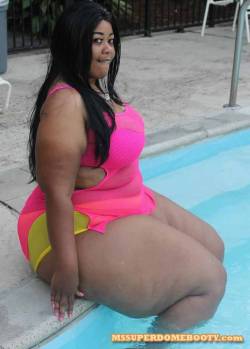 technospatluvbbw:  The Ultimate Pear. Those Big Legs and  the Way She Walks, drives me Crazy. 