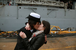 yayponies:  It’s a time-honored tradition at Navy homecomings – one lucky sailor  is chosen to be first off the ship for the long-awaited kiss with a  loved one. Today, for the first time, the happily reunited couple was gay. The dock landing ship