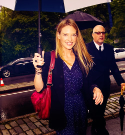 satankatic:  top six people of 2011 | anna torv  She has a frumpy-faced Observer for a bodyguard? Excellent.