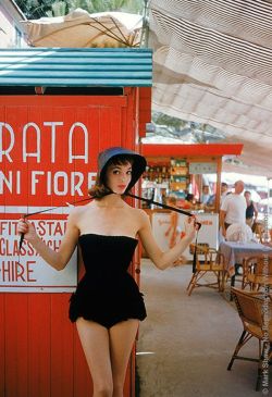 theniftyfifties:  Elsa Martinelli models in Portofino, Italy, 1950s. Photo by Mark Shaw.