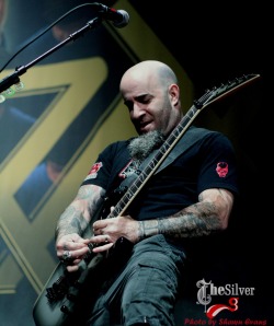 shitsthatscool:  Scott Ian - Anthrax! Jager Tour in Atlanta! @Scott_Ian http://www.skullsnbones.com/ 