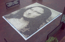 pulmonaire:  Using 3,604 cups of coffee with different amounts of milk and coffee to create shading for Mona Lisa’s face. (via)  I LOVE HER (You know the reason why ;) )