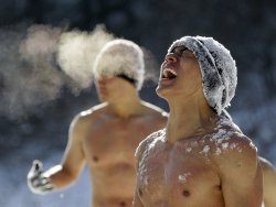 iloveasianmen:  South Korean soldiers naked in snow    Bet their nipples get rock hard in the cold!
