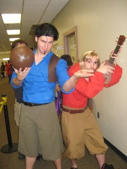 ratdanger:  pan-con-paltaxd:  fernandalapin:  theinturnet:  Okay. pretty good costumes. BUT LOOK AT THE GUY’S FACE. HIS FACE. HE CAPTURED THAT EXPRESSION SO WELL. AGH.   akjakjakajkajkajakjakjakajkajka es igual xdddd  tulio y miguel *o* 1nsaopdnsaodnsa