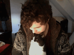 foreveraloone:  O gato dele beija de volta  