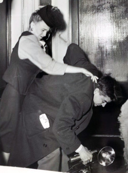 valentinovamp:  January 7, 1947 - Miss Jane Bacon, accused of forging a Ů,000 check, attacks press photographer Bobby Clark in Washington, D.C. 