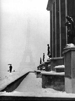 adsertoris:  theconstantbuzz:  © Lee Miller  Paris Liberation, Winter 1944-45The veiled Eiffel Tower from the Palais de Chaillot. (via Lee Miller Archives) Lee Miller – The Surrealist Combat Photographer Lee Miller’s path through life as a fashion