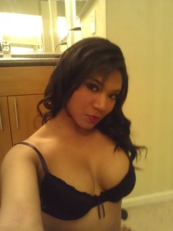 Pornstar Emy Reyes selfpic in her bra