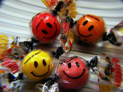 natu-r:la primera vez que comí de esos dulces pensaba que tendría la carita feliz en el caramelo, no en el papel :(