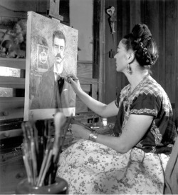 islandofthelosttoys:  Frida Kahlo painting her father Guillermo. 
