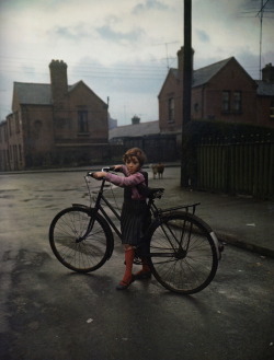 Girl with the bicycle photo by Evelyn Hofer, Dublin, 1966 via: firsttimeuser