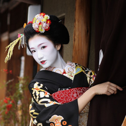 twoinfiinityandbeyond:  beautiful / geisha / face / maiko / kyoto / japan / portrait by momoyama on Flickr. 