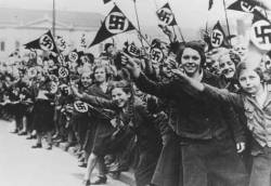 ranciavida:  Miembros de la Liga de Jóvenes Alemanas ondean banderas nazis en apoyo a la anexión de Austria por parte de Alemania. Viena, Austria, marzo de 1938. 