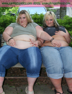 straightedgejuggalo:  Models: Plump Princess &amp; Gaining Goddess I have 2 hands; does that mean I can rub both bellies at once? 