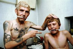 Padre e hijo adictos a la heroína, fotografiados por Anatoly Rakhimbaev
