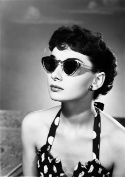 maryhartleys:  Audrey Hepburn photographed by Angus McBean   Godness.