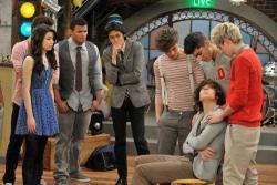 1dfansbr:  the guys in new photos on iCarly. harrys face, omfg. i’ll die when harry and miranda kissin :’c  