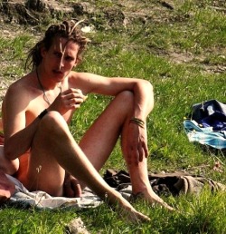 collegecock:  this dude makes my dick twitch!  dirty hippies turn me on.