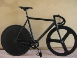 willesttanggg:  I don’t usually post murdered out bikes. But check out the Cinelli. Not sure if it’s Mash or what, since they’re all the same, just different colorways. 
