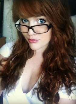 seize-fate-by-the-throat:  Just a white t-shirt and glasses kind of day.  Smarty and Sexy DAMN!