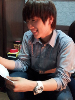OHMYGOD DUCKY WAE. U LOOK SO. MATURE?!?! That Smile. That shirt. I just cant handle it.