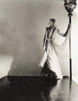 vampdreaminginhollywood:  Ginger Rogers by Horst P Horst, 1936. 
