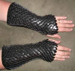 zwarteveder:  gillyhoo:  keepingitconceptual:  medievalpunks:  Dragonscale Gloves    NEED  please please please please  aawww yeah, this is the shit I&rsquo;m moving up to once I get better with Ring maille &gt;:3