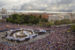 amistosa:  3 May 2012: The crowd at Cibeles. 