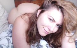 amy-celeste:  londonandrews:  No makeup, in bed, playing on my computer… Getting ready to go take a hike with Momdog… it’s gorgeous outside today  It’s gorgeous there in your bed too! 