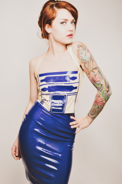 vanguard1219:  n0h3llb3l0wus:  femaleboner:   R2D2 Latex dress made by me, shot by Ben Walker.  waanntt latexx :/  The first person who can give me a link to a place where I can buy my ladyfriend this dress will be greatly rewarded. Why the hell are