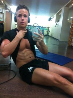 Working out hard like his hypno mp3s tell him to. hellyeahsexyandfun:  jessy delduca 