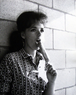 Dawn Wells (&ldquo;Mary Ann&rdquo; on Gilligan&rsquo;s Island) was quite a babe.  This picture must have come before that wholesome, Kansas image they gave her on the show&hellip;