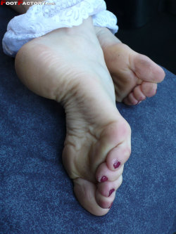 Amelia Madison high arched dirty feet - http://www.footfactory.com