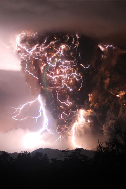 daivabug421:  alxias:  otherillusions:  canadasquaree:  lifeisa-hallucination:  calliebear:  samberrilicious:  alaskated:  sexponents:  what a storm  How was this even taken?  Tripod. High ISO Speed that allows a fast shutter speed and a camera that is