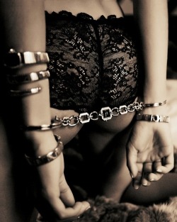 rjslk:  housewifeswag:  mmmmm.  Chains of passion….chained to lust!