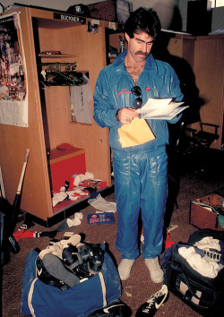 Bill Buckner cleans out his locker after the 1986 season.
