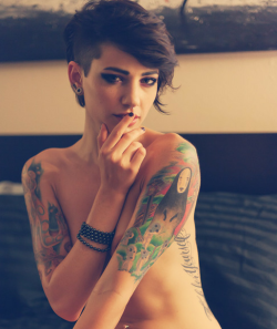hair want. ALSO LOOK AT HER HALF SLEEVE EEE.