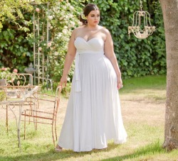 tarajenkins:  judgmentofparis:  Stunning size-16/18 plus-size model Jenn Purviance in the new “Barefoot Summer” look book from Sealed with a Kiss. Click here for more.  judgmentofparis is an amazing blog. 