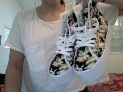 y-ouths:  bahliss:   guys guys i bought these except diff colour and they aren’t high tops ha ha   want 