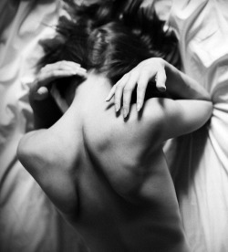 cornitude:  allthekingzmen:  Photo by Tejido   “Vem, mansinho… Massagem na dona.”