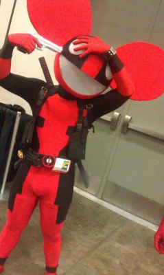 deadmau5:  djnoizeakanoah:  Oh my…. cosplay ftw?  deadpoolmau5 is the best ever.  WHY CANT I EVER GO TO A FUCKING COMICCON!????  fuck! 