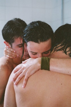 doppiapenetrazione:  husbanddesires:  sharemygirlfriend:  This would be so tender and horny sharing a shower with my girlfriend and one of my mates asks to join us  Hot!!!  Qualche Coppia cuckold che cerca un terzo (virtuale)per giocare o mostrare la