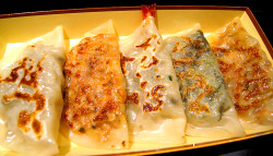 southkoreanfood:  만두 MANDOO (Korean dumplings): Filled with a variety of different meats, vegetables, noodles, and seasonings, the Mandoo is fried in front of you and is part of South Korean street food. Take it with you on the go! SouthKoreanFood
