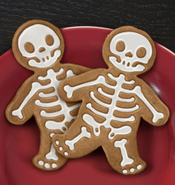 artistinherownmind:  Gingerbread Man Skeleton Cookie Cutter ~ “You can use the cutter to cut your cookie dough and then use the reverse to stamp a skeleton onto your “gingerdead” man.  