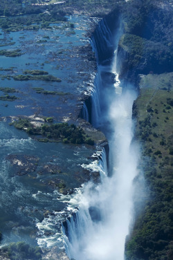 decrepito:  Victoria Falls; located in southern Africa on the Zambezi River between the countries of Zambia and Zimbabwe. 
