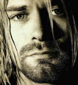  Prefiero que me odien por lo que soy a que me admiren por lo que nunca seré - Kurt Cobain 