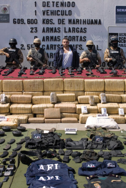 420drugsandtits:  drugwar:  Mexico’s Raging Drug Wars  1 detained 1 vehicle 609.600 KGS of BUd 23 Machine guns 9 Pistols 2,555 rifle ammo  Mexican Cartel life lol